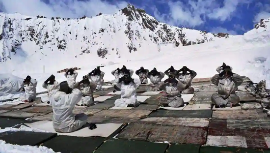 正在高原极寒地区做瑜伽的印军部队